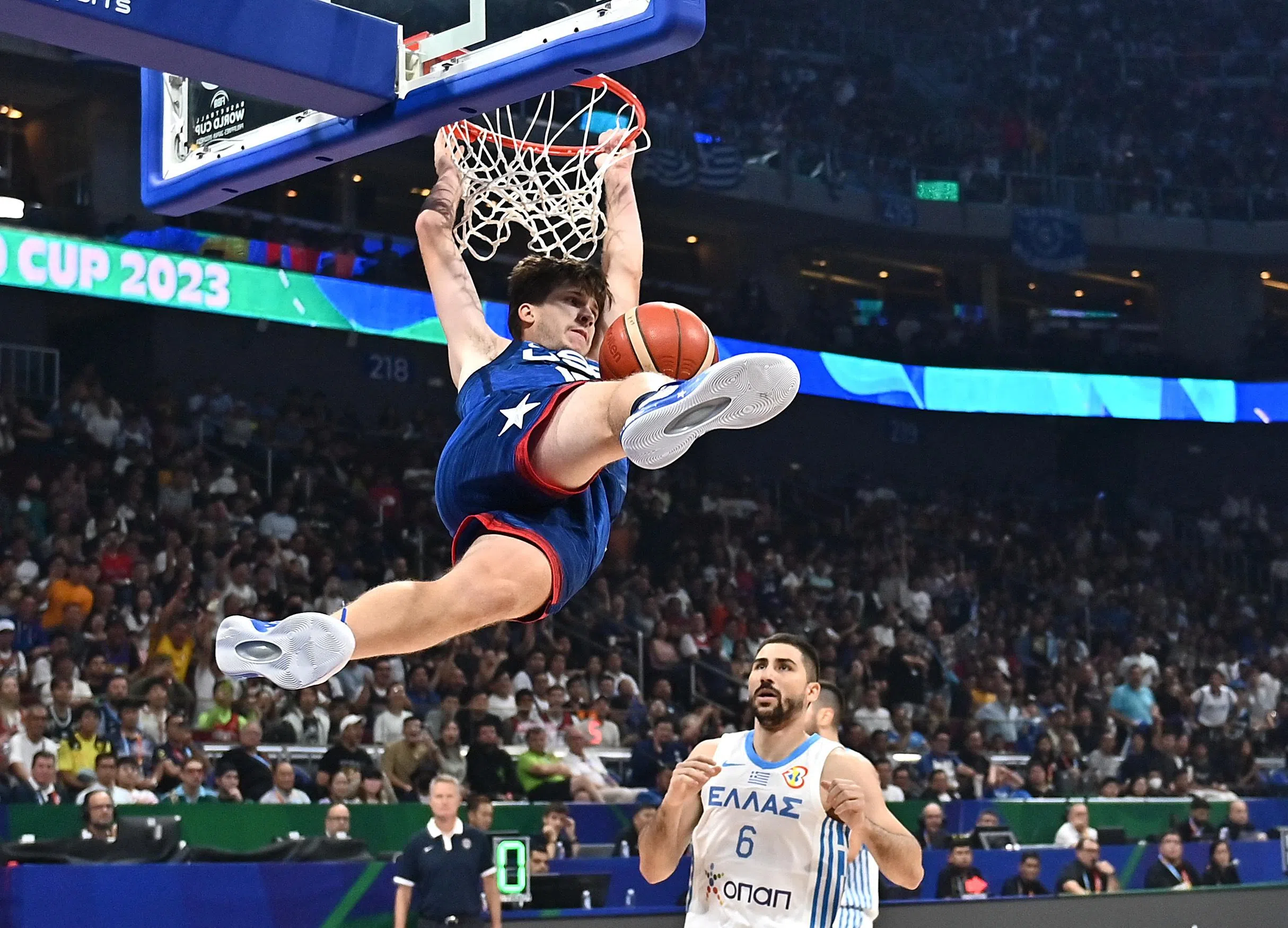 美国的里夫斯（蓝衣）飞身扣篮。（路透社）