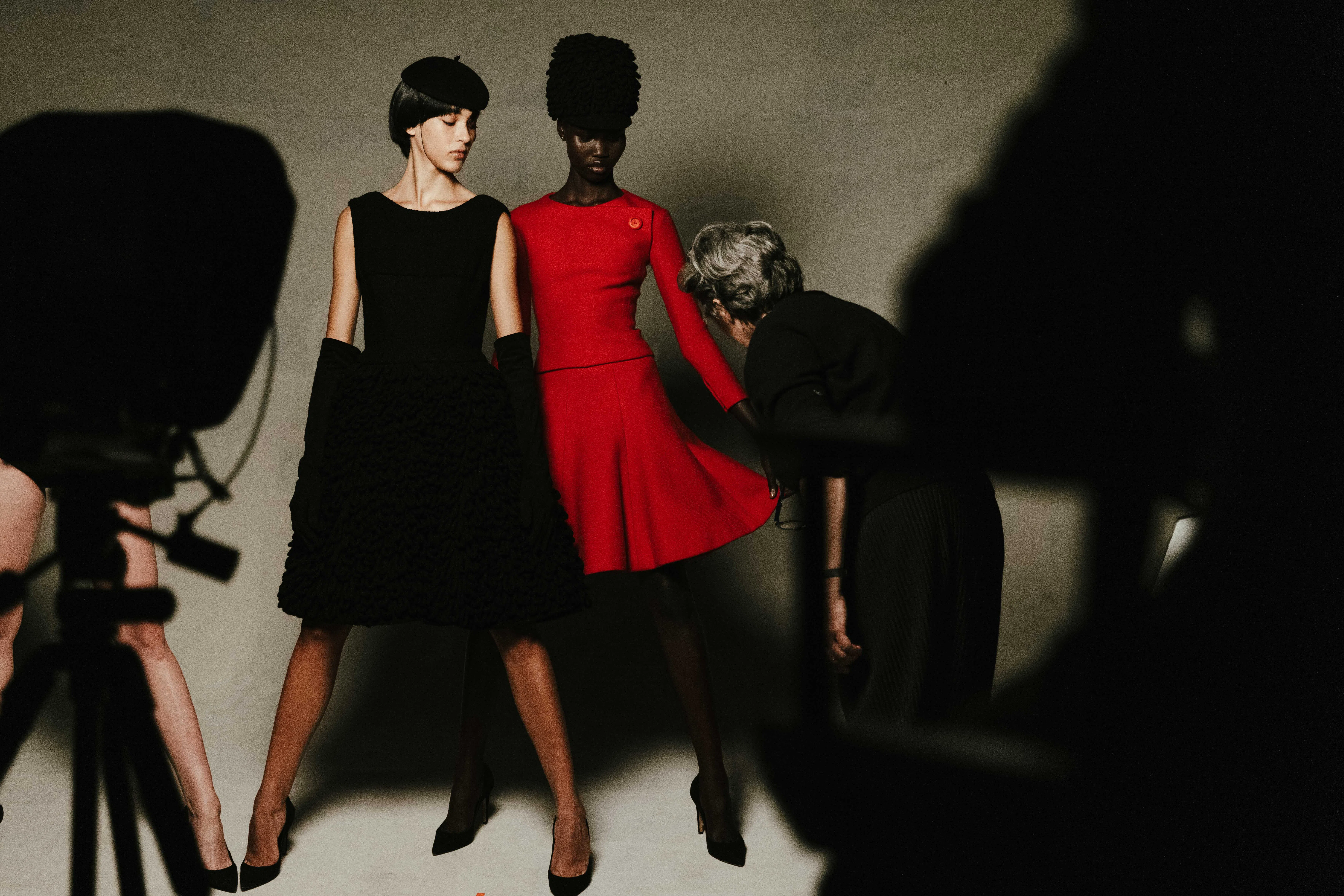 摄影师Brigitte Niedermair在幕后指导模特拍摄。 （主办方提供）