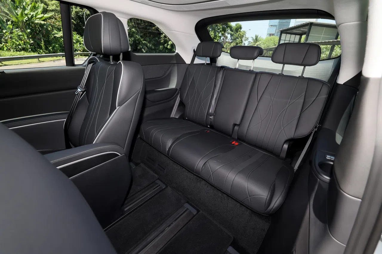 第三排座椅的腿部和头部空间宽敞。（龙国雄摄）