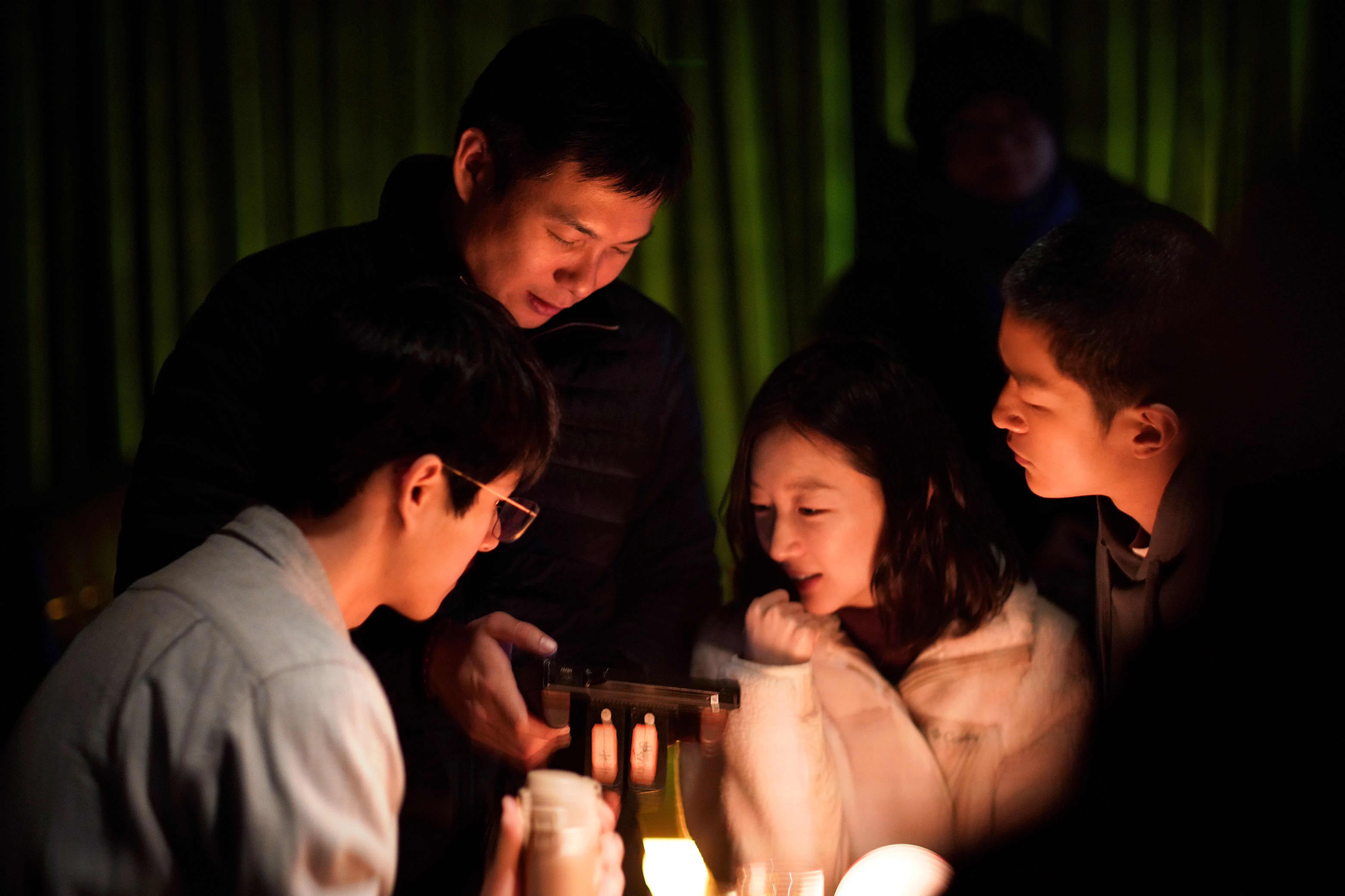 在刘昊然（左一）眼中，导演陈哲艺（左二）更像和大家同龄的好友。（嘉华院线提供）