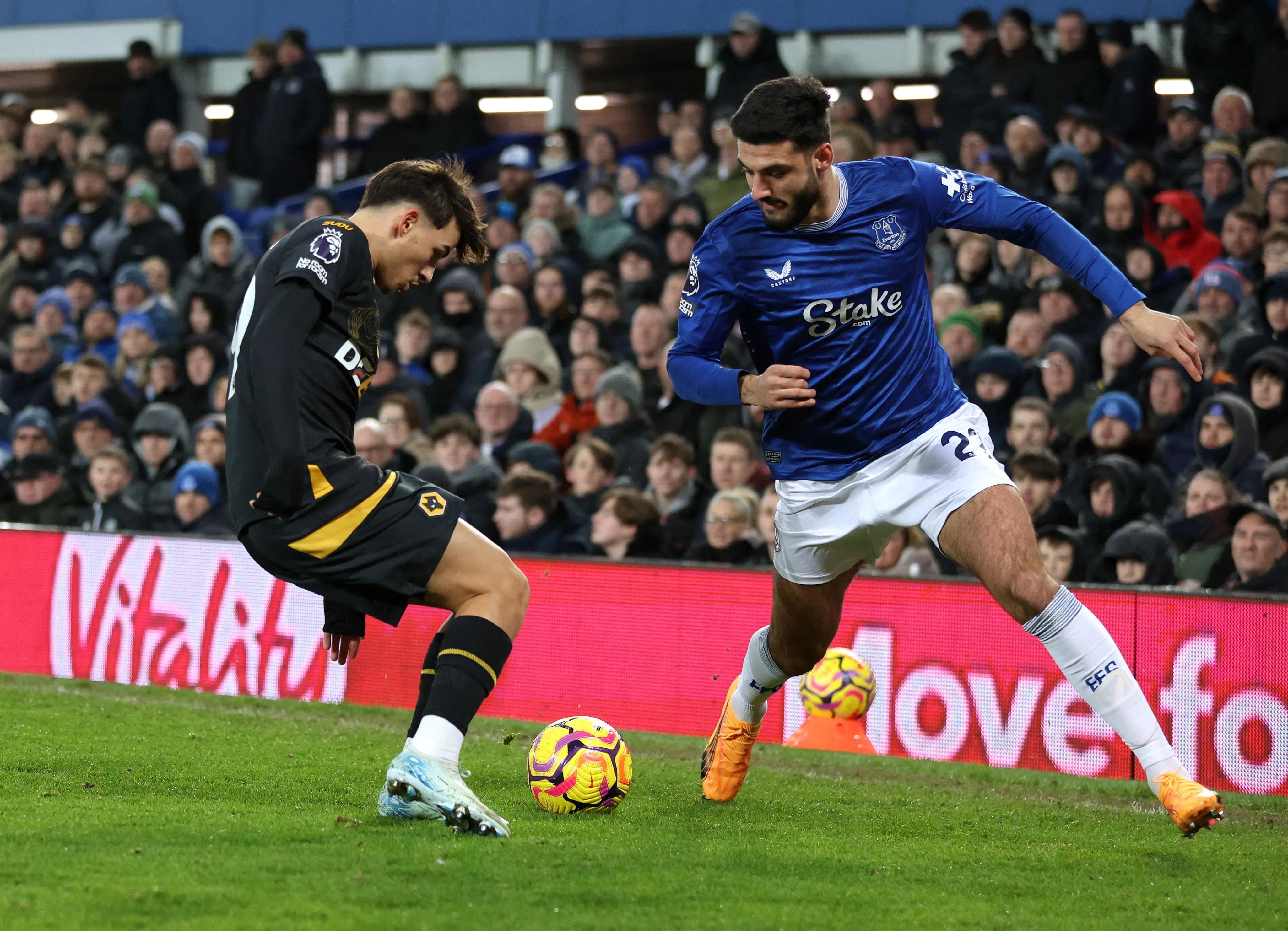 埃弗顿前锋布罗亚（右）上一场替补登场表现不俗。（路透社）