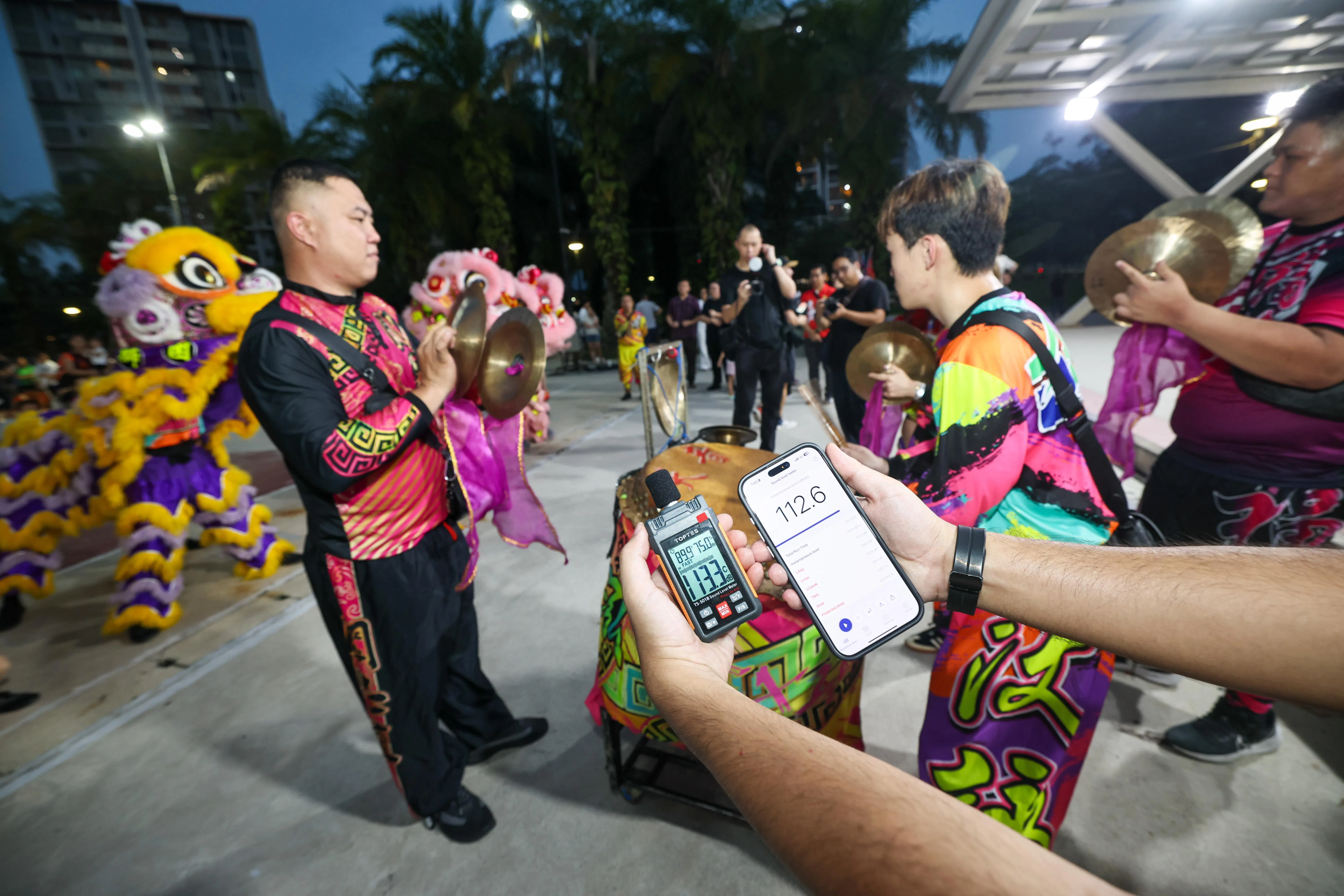 舞狮团讲求热闹喧嚣，一般锣鼓声产生的音量可高达110至120多分贝，接近摇滚乐表演现场的音量。（陈渊庄摄）