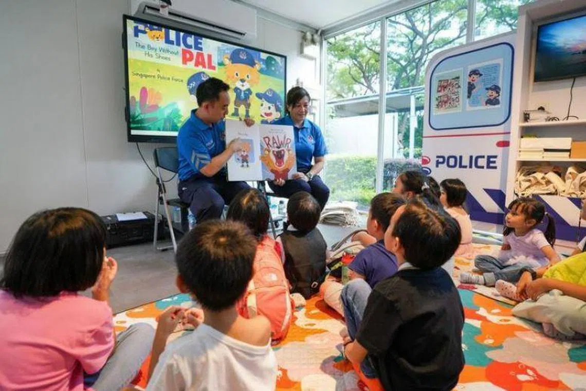 主题为“Play It Safe: A Crime Prevention Game Adventure”的社区路演有互动游戏摊位和主题展览。参与者可以学习识别诈骗手法、防止罪案的知识，并了解如何在日常生活中采取预防措施。（新加坡警察部队提供）