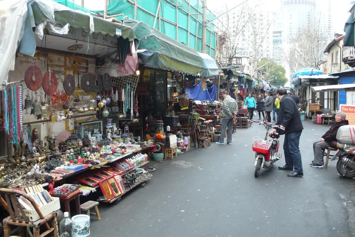 以东台路为中心的东台古玩市场1990年代初具规模，吸引许多海内外收藏者到此寻宝。（受访者提供）