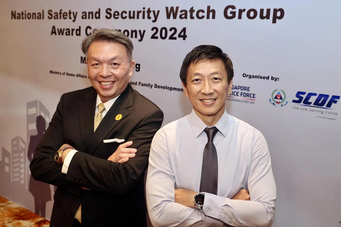 新加坡敦豪国际速递总经理王树平（左）和SMRT铁路安全，保安与质量主管曾瑞贤（右）星期五代表各自机构领取警方和民防部队共同颁发的奖项。（邬福梁摄）