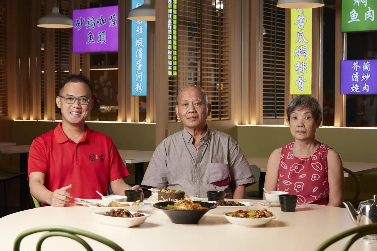 国成菜馆已传承三代人，餐馆目前由黄兆强（左）和哥哥黄兆洪一起打理。图为黄兆强和父母。（餐馆提供）