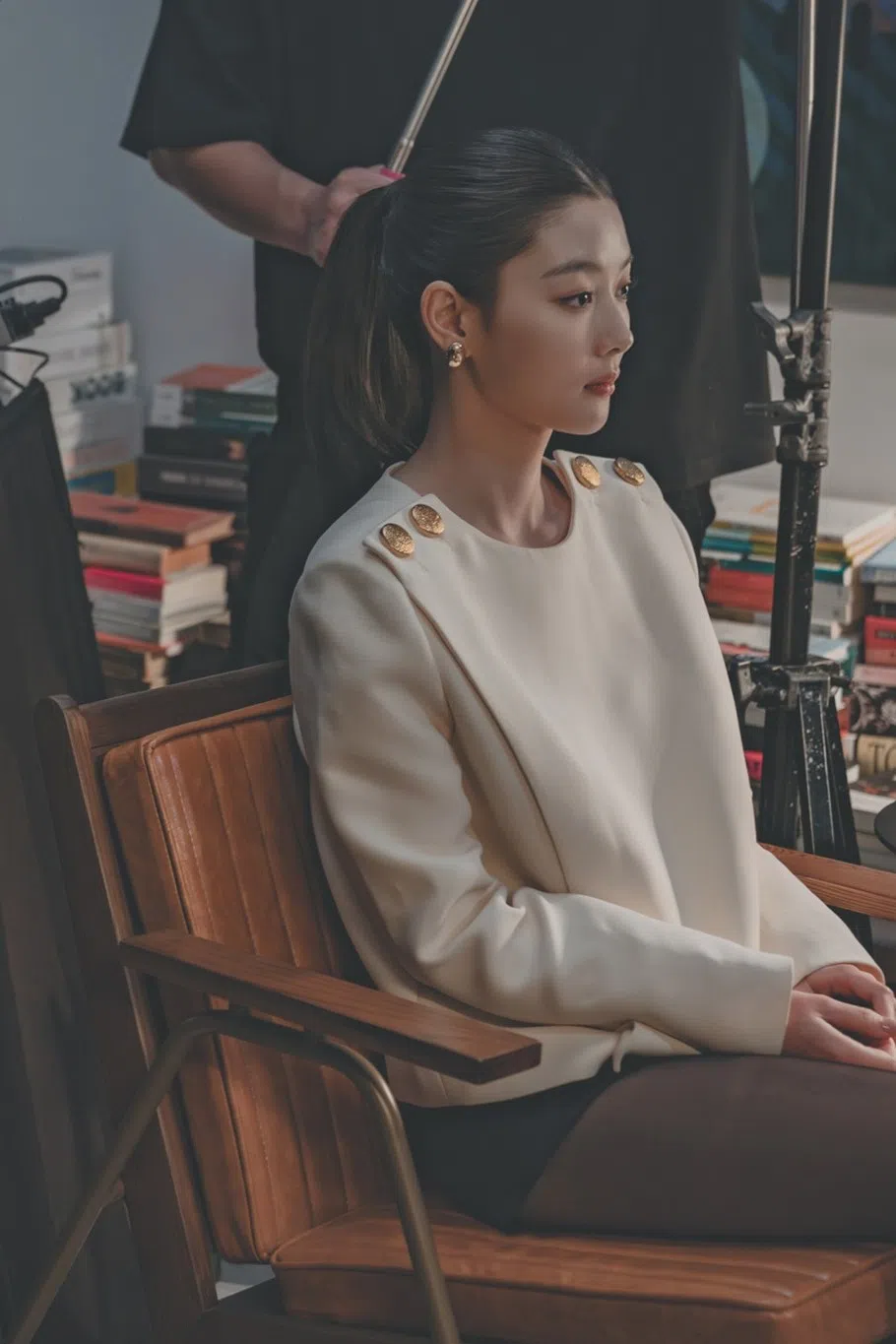 白雅珍（金裕贞饰）长大后成为炙手可热的女明星。（取自TVING脸书）