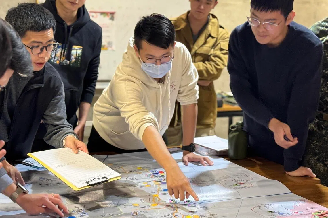 台湾大学政治系学生吴浩宇（中）2023年与志同道合的同学共同成立国家安全暨战略研究社，两年来与台湾政界、学界乃至军工产业界建立密切连结，更系统性推出军事、战略公开课程，吸引跨校学生参加。（缪宗翰摄）
