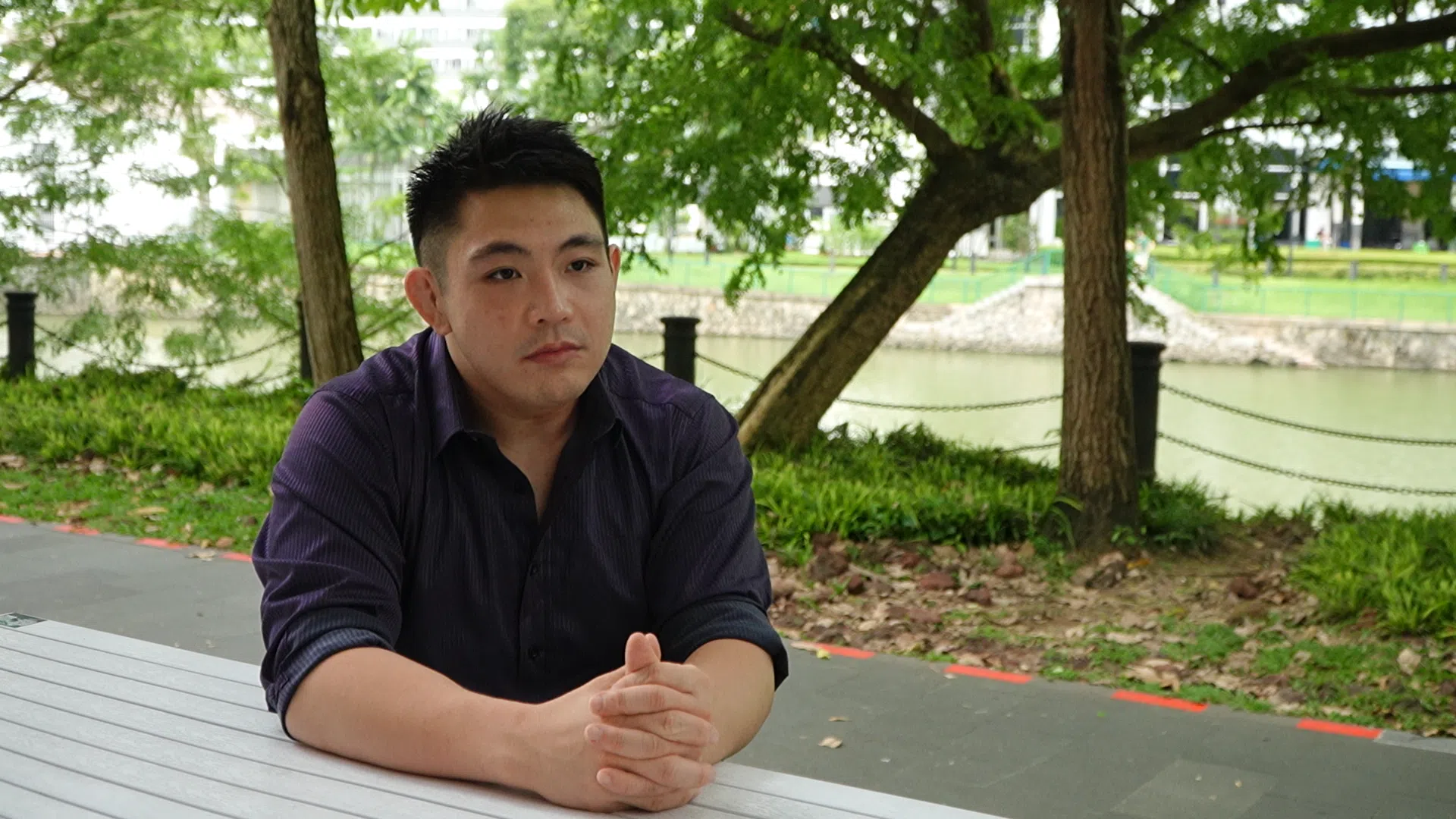 黄润良（31岁，巴西柔术教练）在尝试过不同网上交友软件后，2023年开始转向线下交友服务。（视频截图）