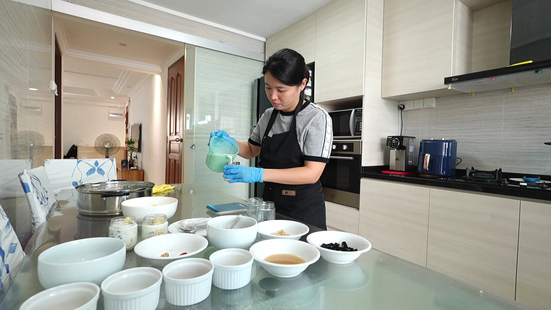 茹月盈花了四到五个月的时间，精心挑选食材调配出自制花胶奶。（视频截图）