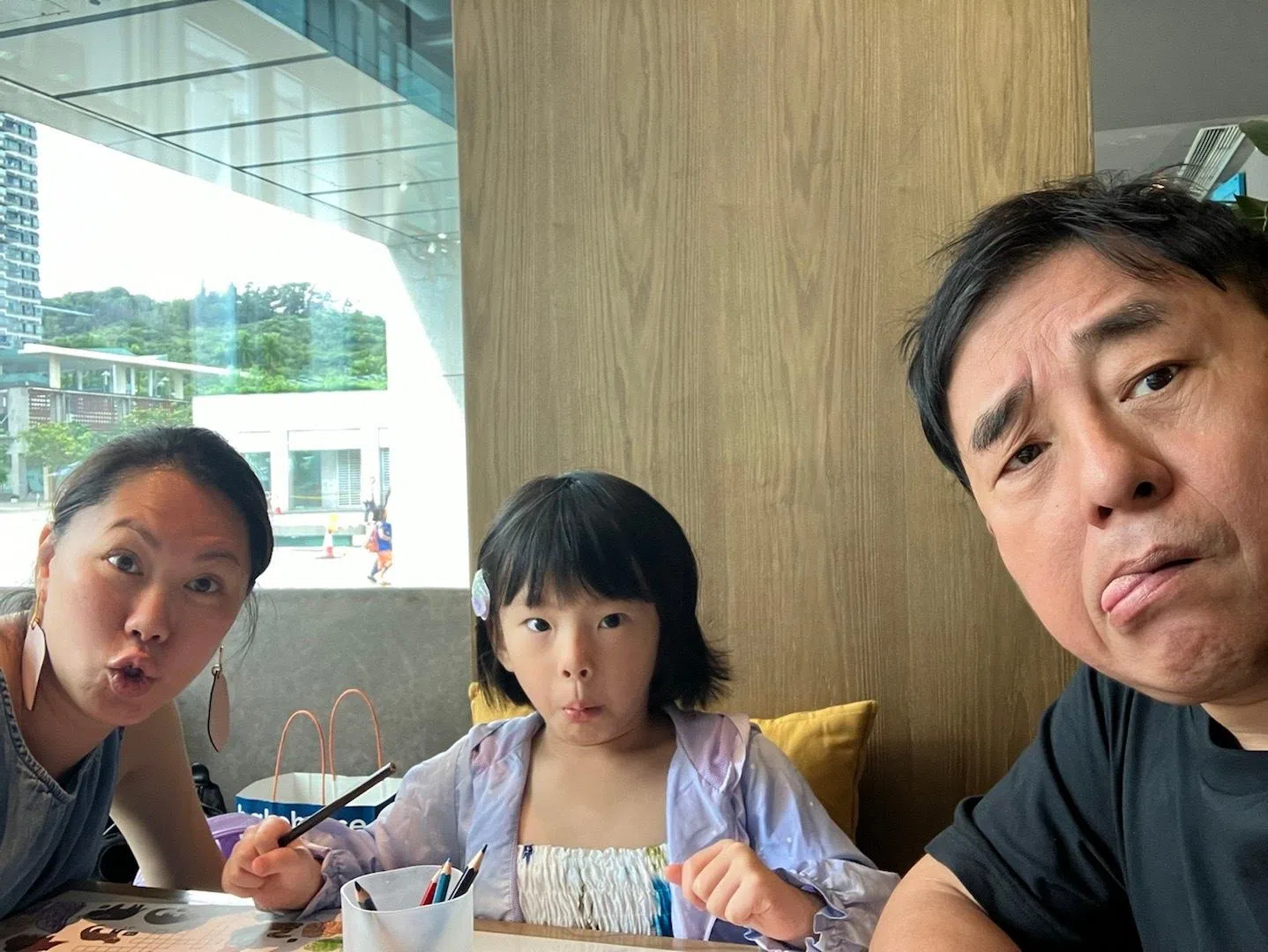 吕方（右）时常在社媒分享与妻女的日常生活。（取自吕方微博）