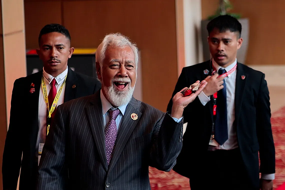 2025年10月27日，东帝汶总理古斯芒在吉隆坡出席第47届亚细安峰会及系列会议期间，参加了第26届亚细安—韩国峰会。古斯芒在会场走廊为记者发糖的视频疯传网络，让他成了这届峰会上的“红人”。（马新社）