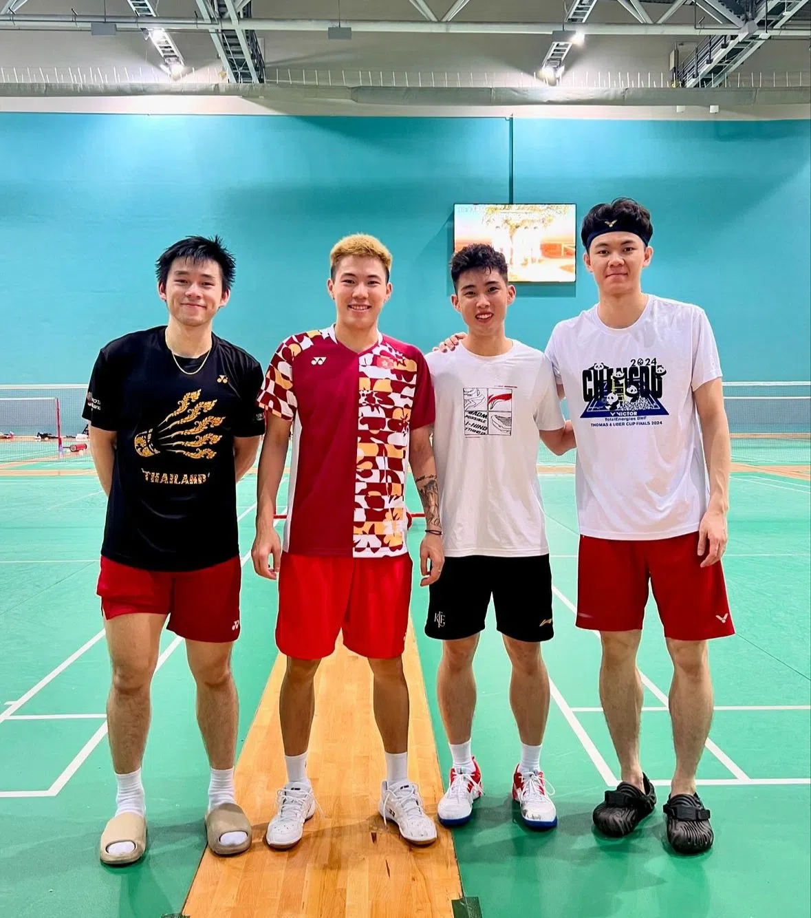 前往巴黎前，骆建佑（右二）邀请和他关系要好的泰国选手昆拉武特（左起）、香港的李卓耀和马来西亚的李梓嘉前来新加坡一起训练。（取自骆建佑社媒）