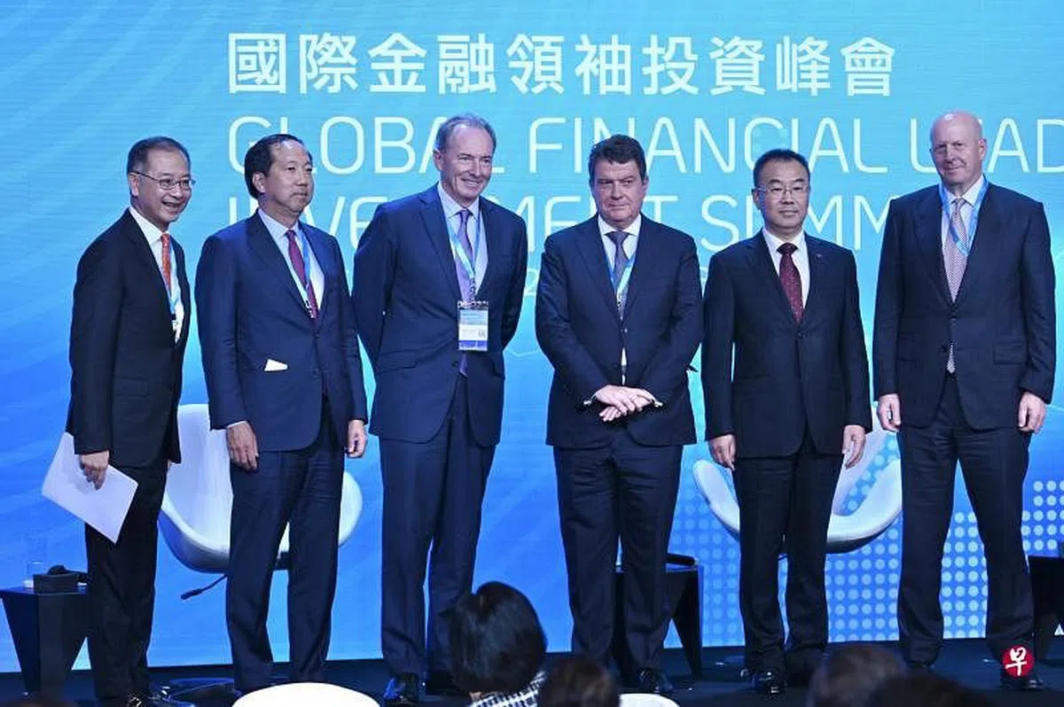 这场峰会吸引了来自超过100家国际金融机构的约250人参加，图为参加首场专题讨论环节的余伟文（左起）、黑石首席财务官麦克·翟、摩根大通董事长兼首席执行官戈尔曼、瑞银集团董事长凯莱赫、中国银行行长刘金、高盛董事长兼首席执行官所罗门。（中新社）
