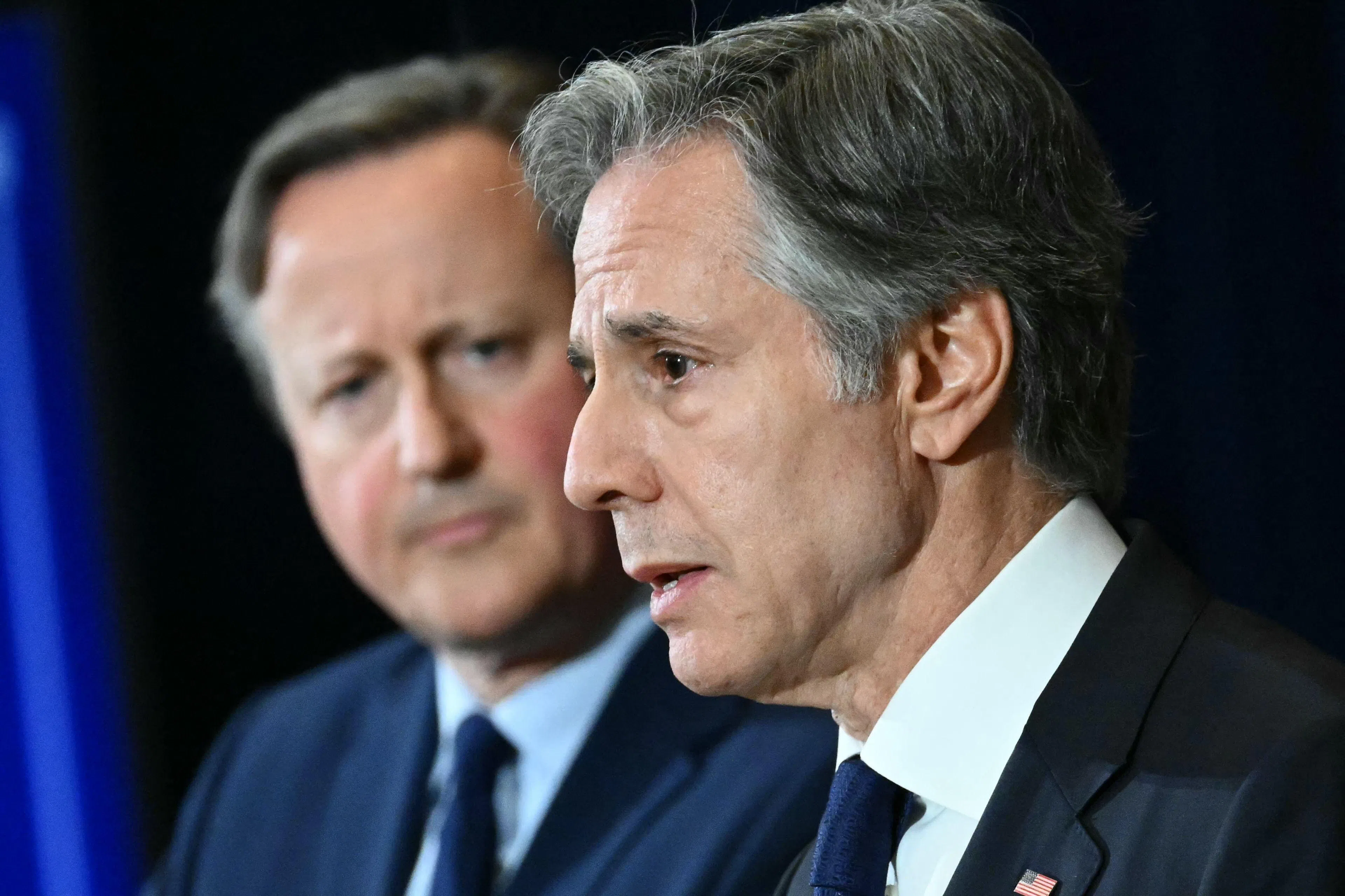 布林肯（右）9日在国务院与英国外长卡梅伦（左）会面后说，以色列并没有向华盛顿提供向拉法发动攻势的具体日期。（法新社）