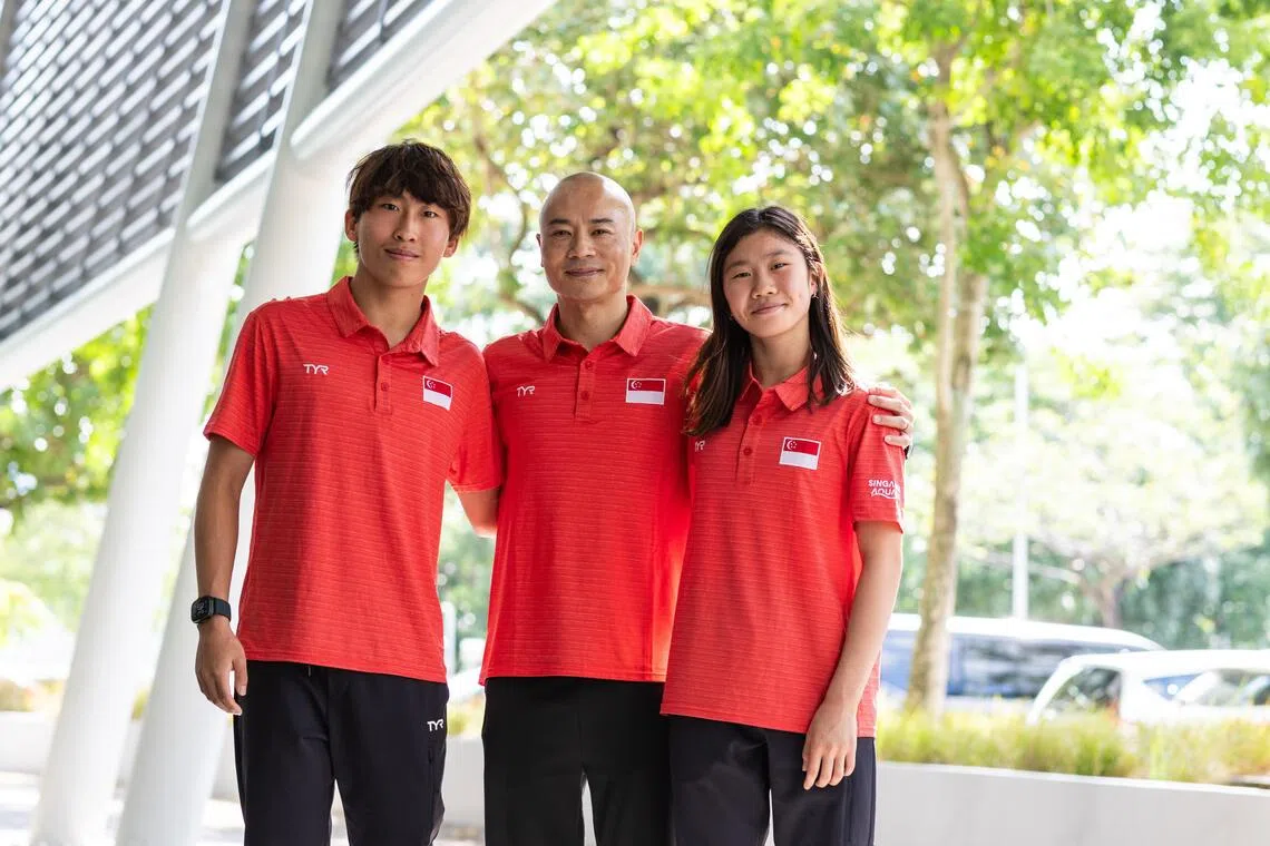 我国跳水教练涂军辉（中）对包括李承恩（左）和关嘉恩（右）在内的弟子们充满信心，但也不想给他们太多压力。（白艳琳摄）