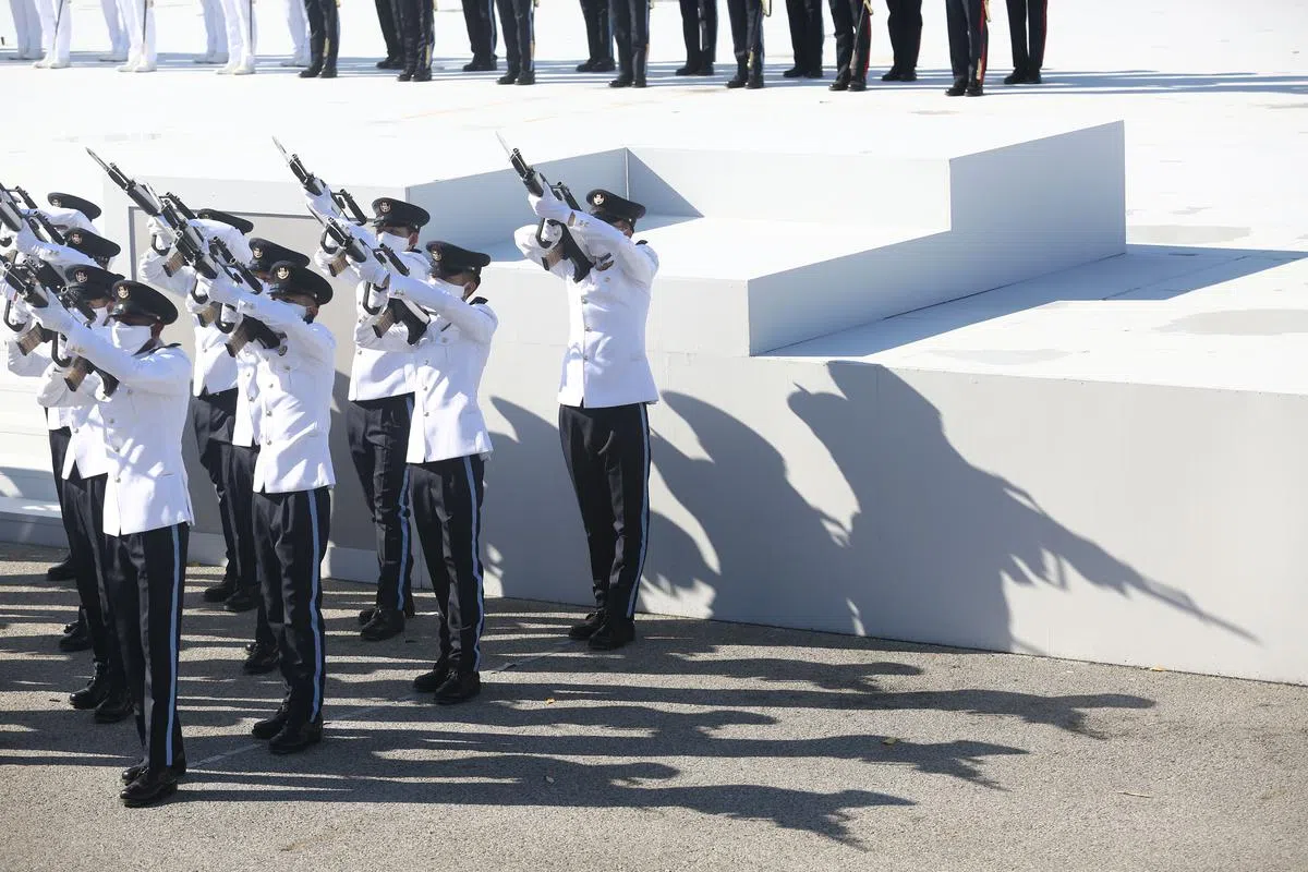 “欢乐之火”鸣枪敬礼是国庆检阅礼并要的项目之一，仪仗队借此向总统与国家敬礼。（陈斌勤摄）