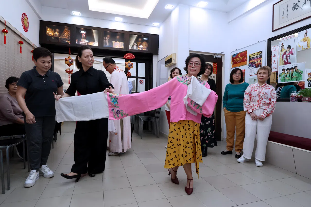 海南协会主空间被活用，除了排练，团员们练水袖和身段也都宽绰。（梁麒麟摄）