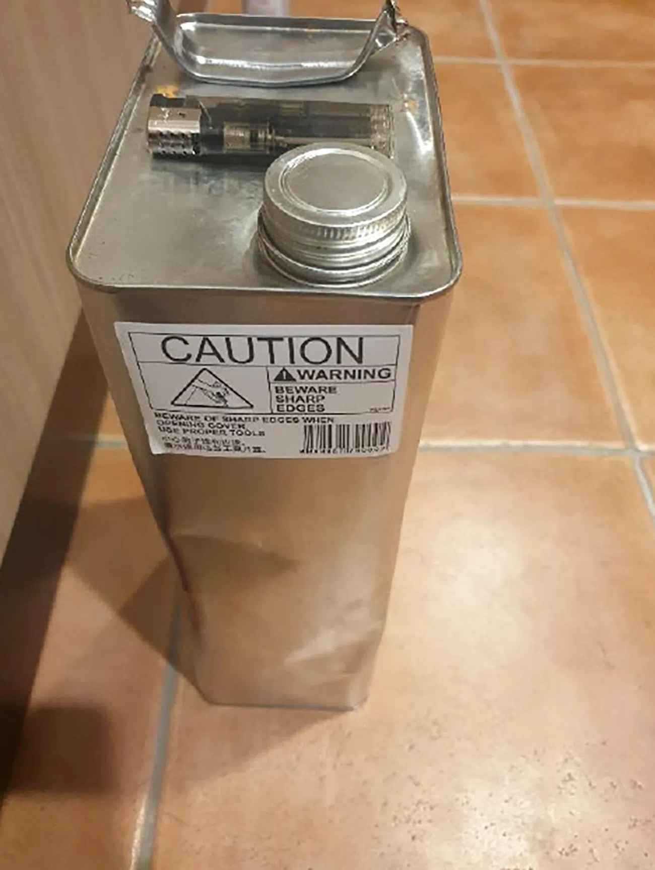 被告事发当日早上前往油站购买汽油。（法庭文件）