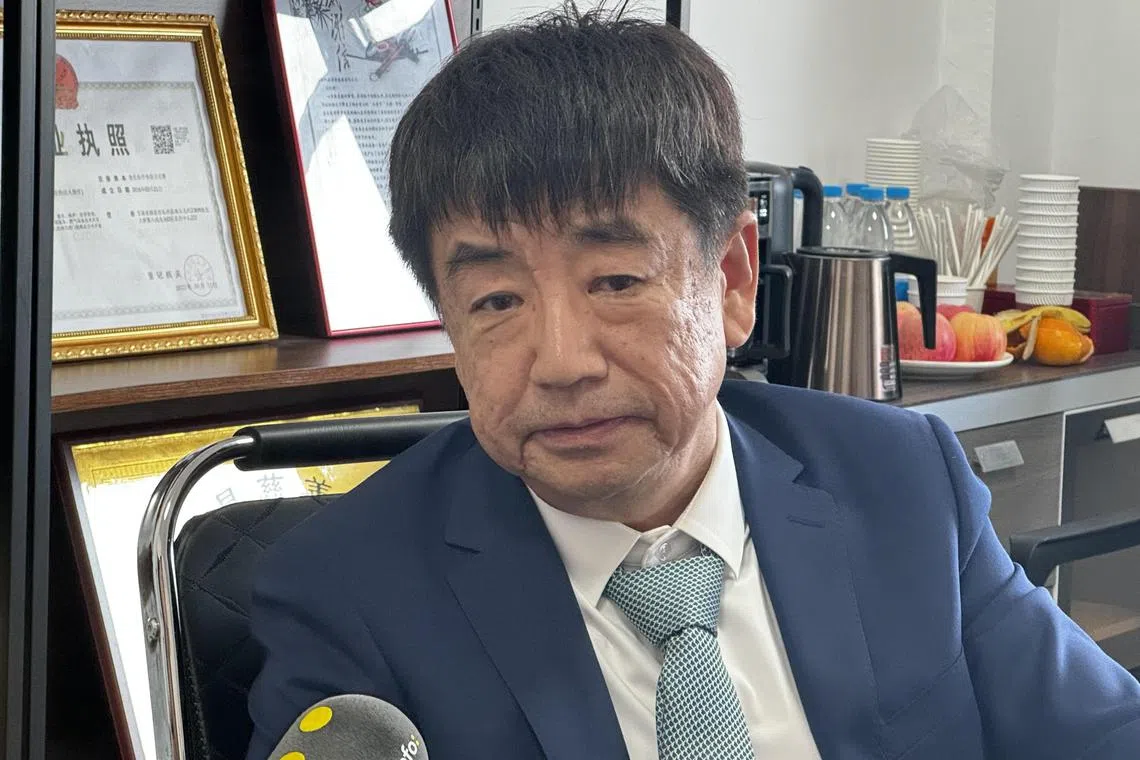 酒泉泰源新能源公司总经理张为民说，如果储能技术通过不断创新突破，推动成本降低，大部分新能源企业都愿意主动使用的话，中国拥有幅员辽阔的优势，未来很有可能实现以清洁能源为最大主力的发电国家。（沈泽玮摄）