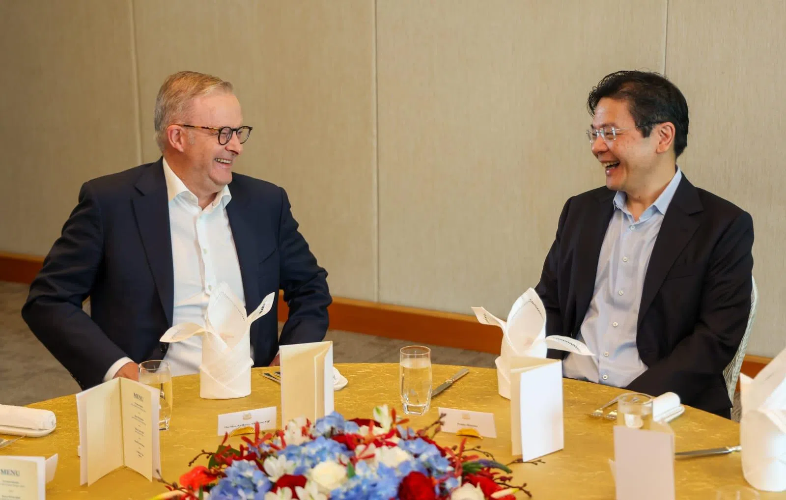 澳大利亚总理阿尔巴尼斯（左）与黄循财总理星期二下午进行茶叙，讨论的课题包括推进双边合作。（数码发展及新闻部提供）