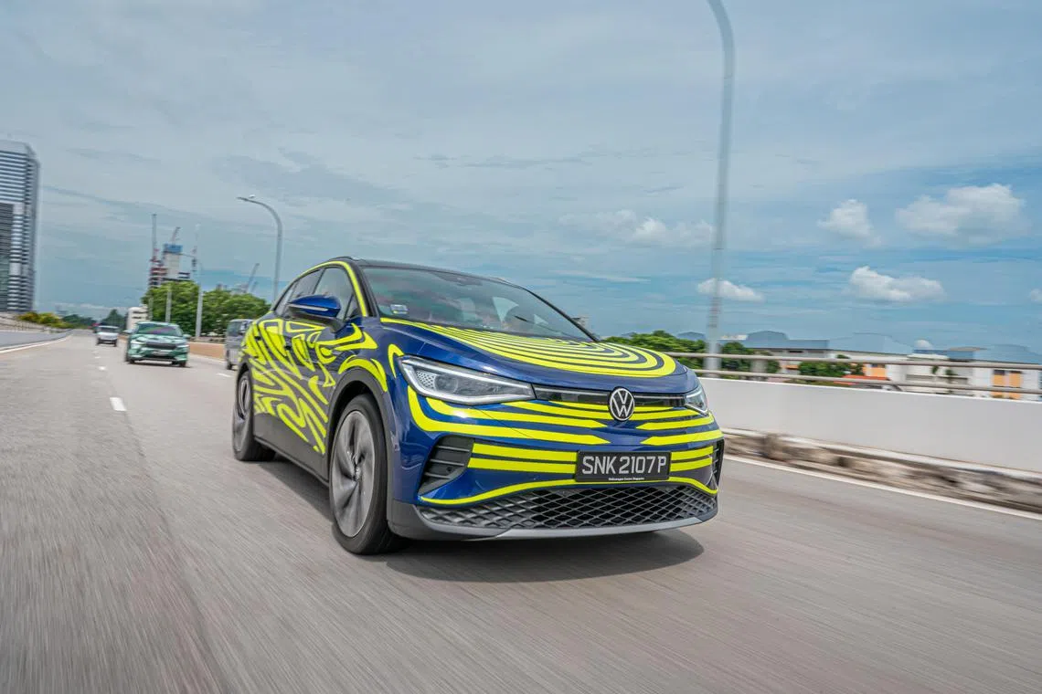 缺失的前进气格栅是电动车的车鼻特征，车前两边延伸出去的是横跨左右的连眉车灯。（车商提供）