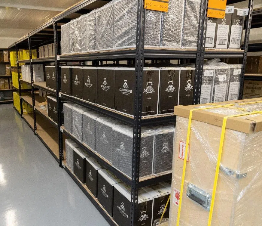 其他被查封的资产还包括多瓶酒类。（新加坡警察部队提供）