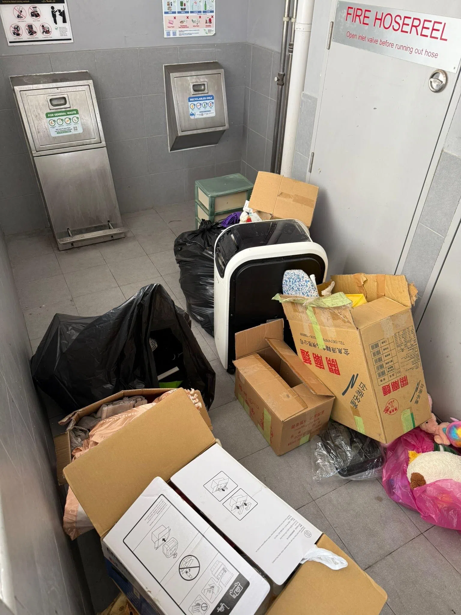 她在着火一小时前刚好拍下垃圾槽附近堆满的垃圾，打算找机会向市镇理事会反应，没想到马上就发生了火患。（受访者提供）