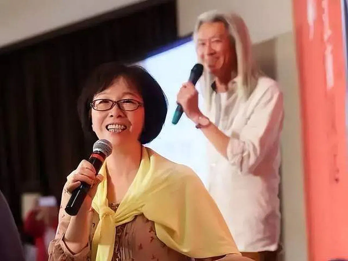 林秋离（后）生病后，熊美玲的生活就绕着医院转。（互联网）