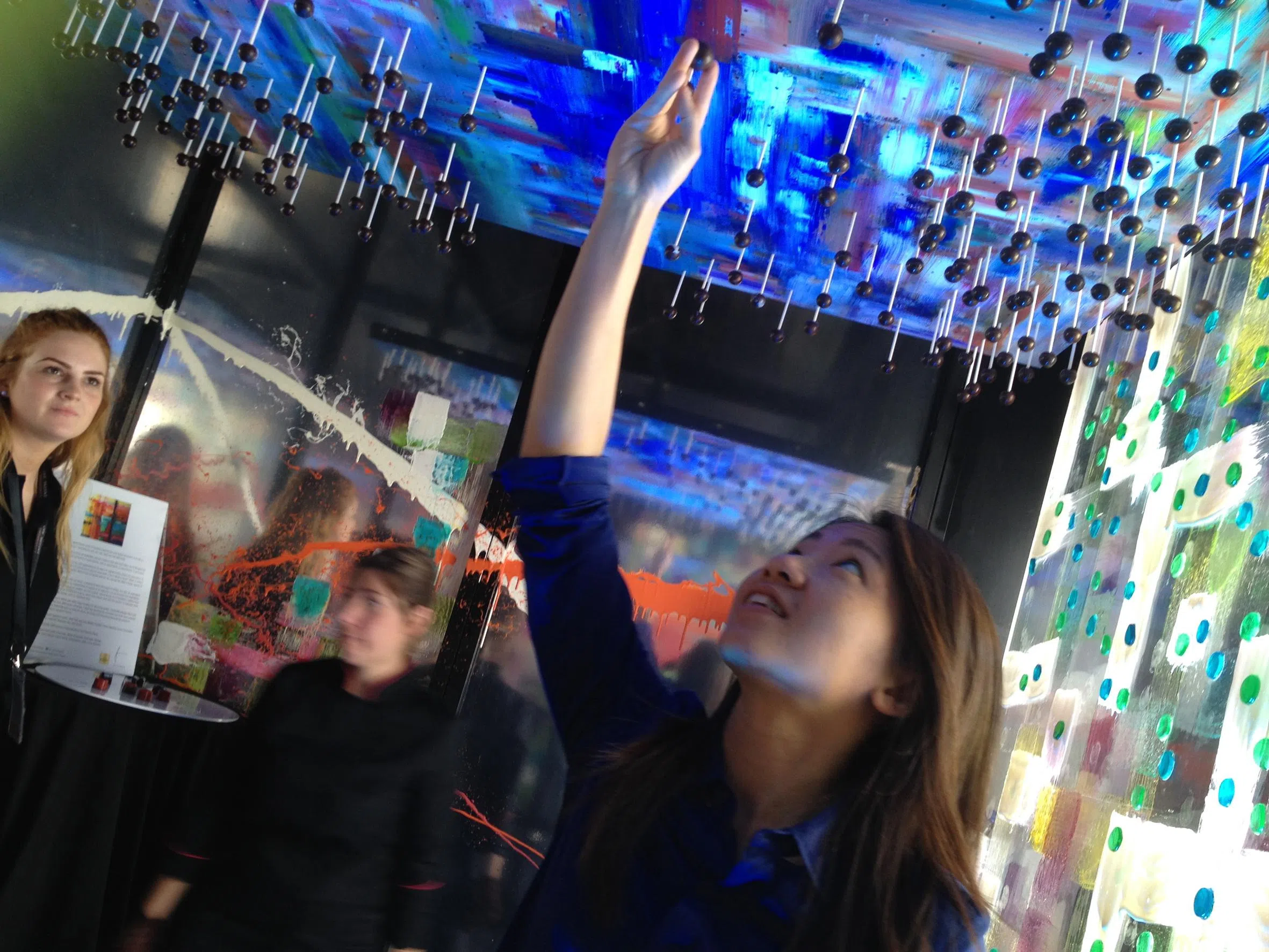 2015年，黄慧娴在英国伦敦展出可食用艺术甜品，把超过8000只叻沙和辣椒口味的巧克力棒贴在天花板上，任人边参观边摘下品尝。（档案照片）