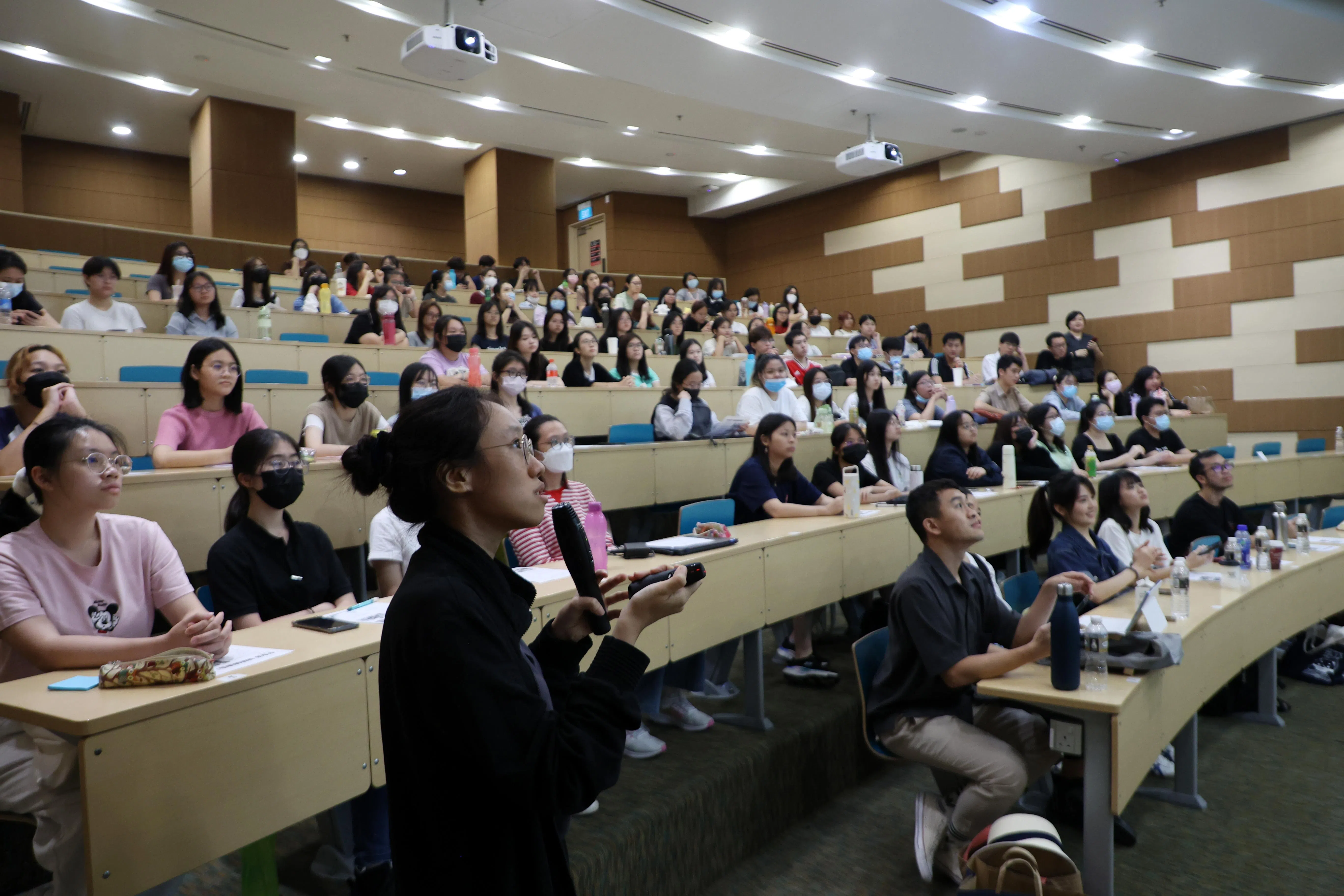 《取火》IG美编陈敏怡分享设计作品。（邝启聪摄）