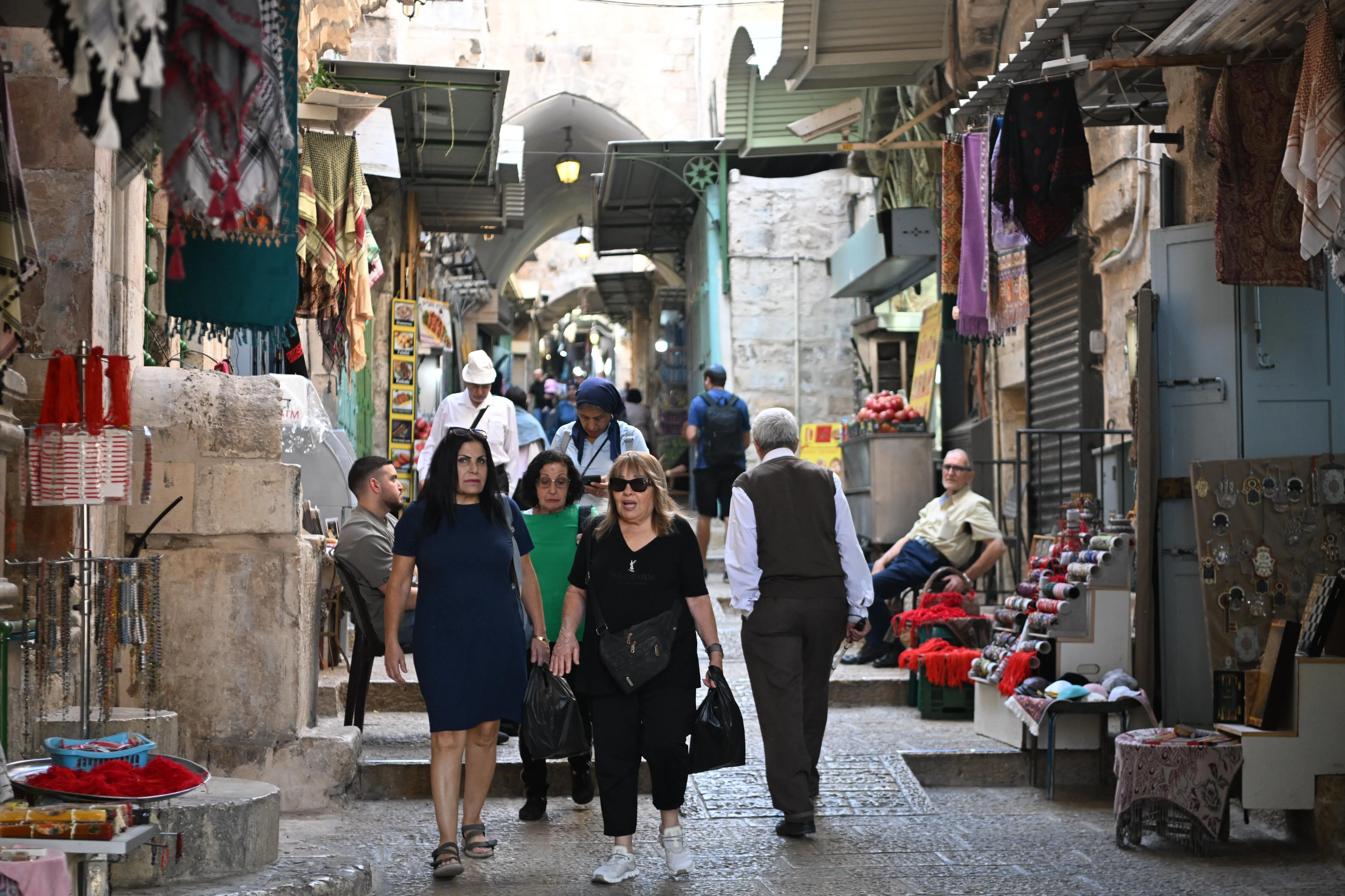 耶路撒冷旧城仍吸引不少人游览，当中不乏旅客，人们似乎不把以哈战火未完全平息当一回事。（海峡时报）