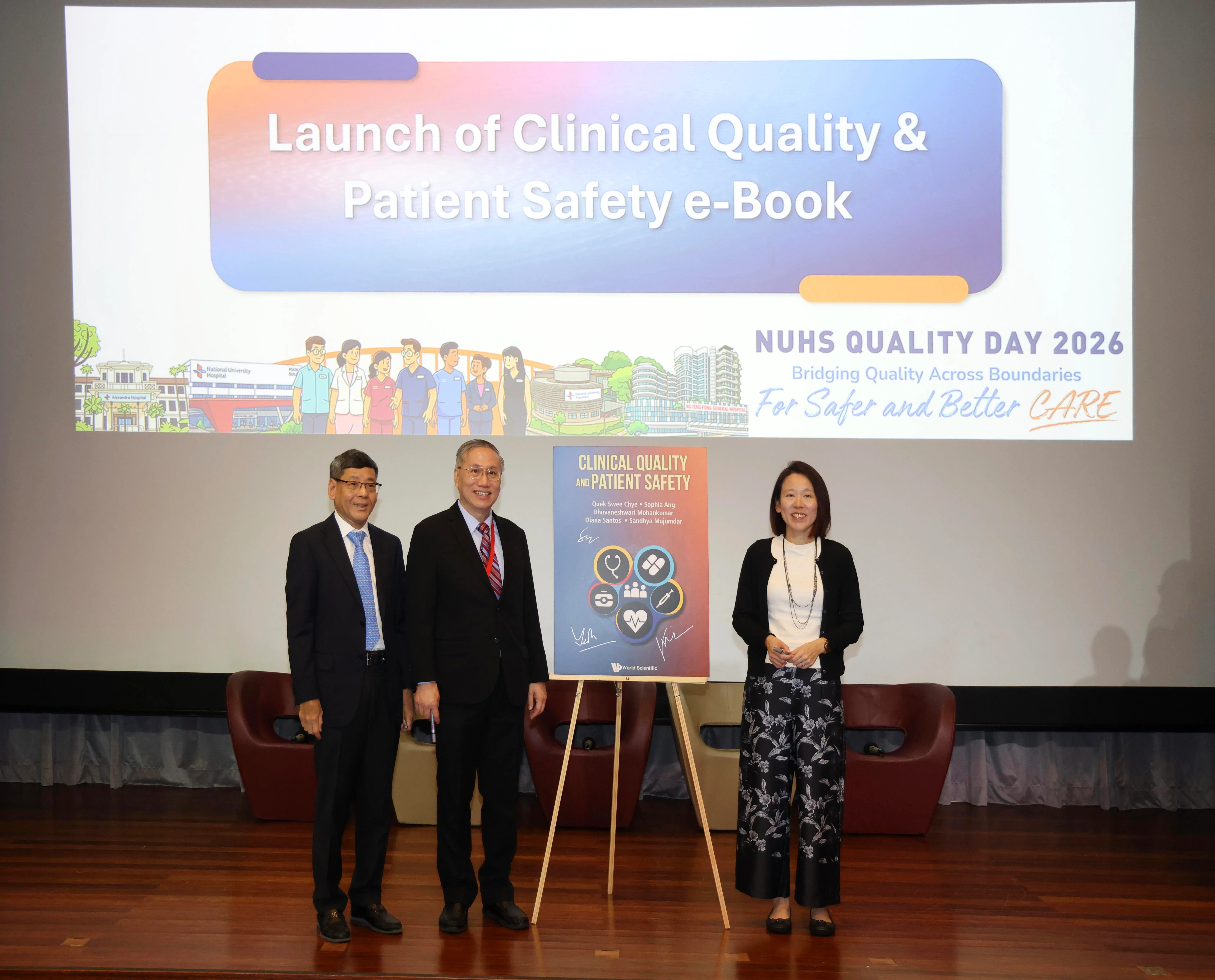 卫生部常任秘书赖慧玲（右一）、国大医学组织首席执行官杨启源（左一），以及国大医学组织临床质量研究所执行主任郭瑞财教授，共同参加《临床医疗质量与病人安全电子手册》的启用仪式。（郑一鸣摄）