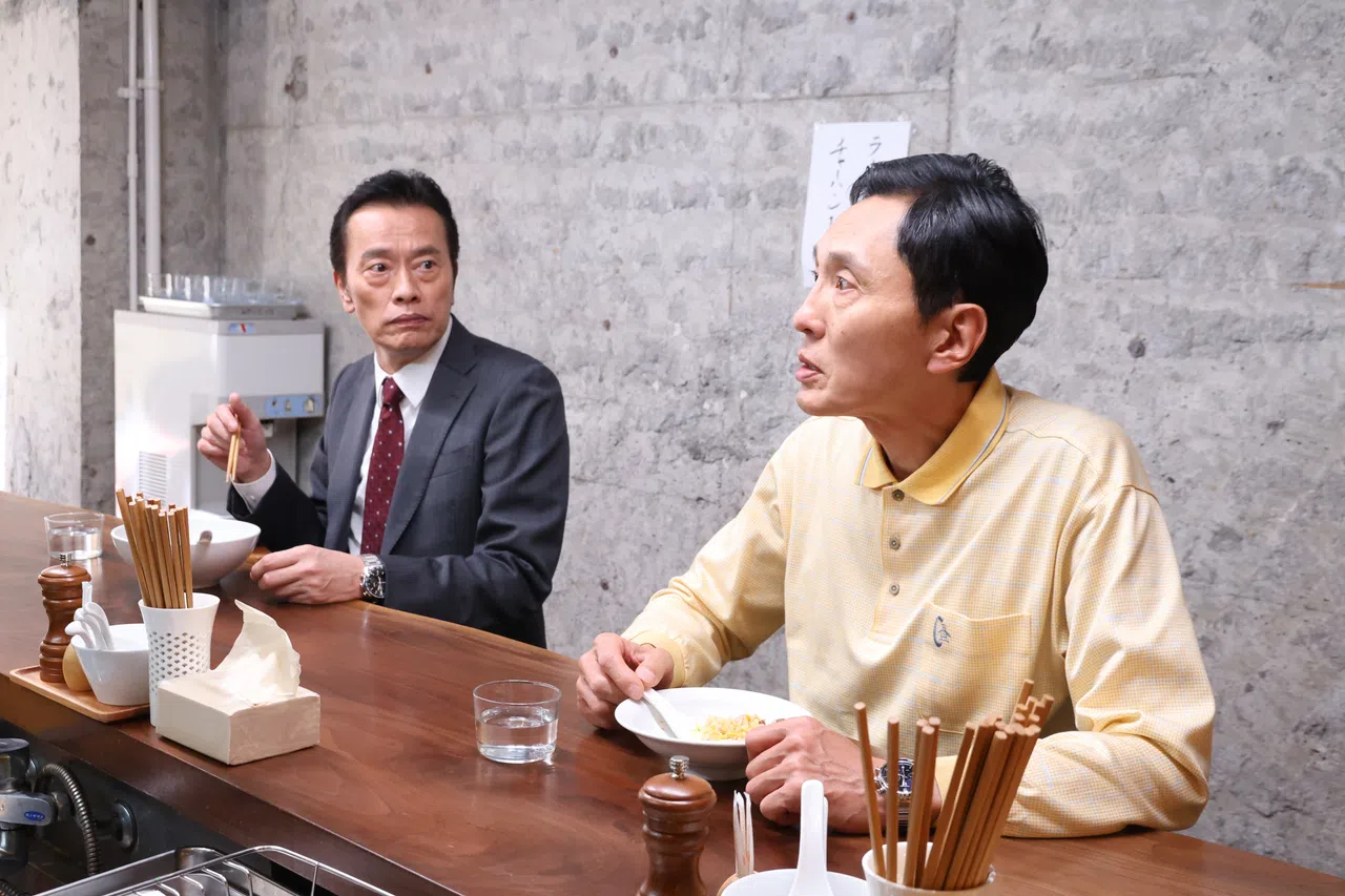 远藤宪一（左）在戏中戏摇身变成“孤独的美食家”，松重丰（右）则成了一般食客“五郎”。（KillerMud Films提供）