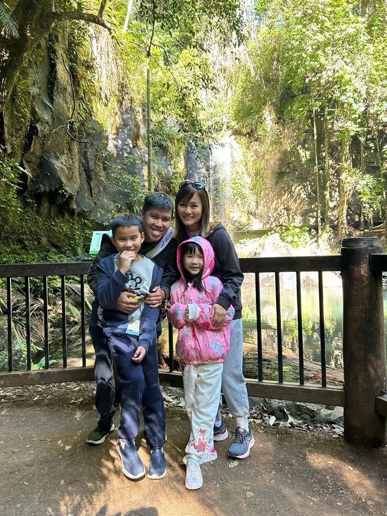 全家出游的景象，随何秀琪丈夫的逝世，再也无法重现。（受访者提供）