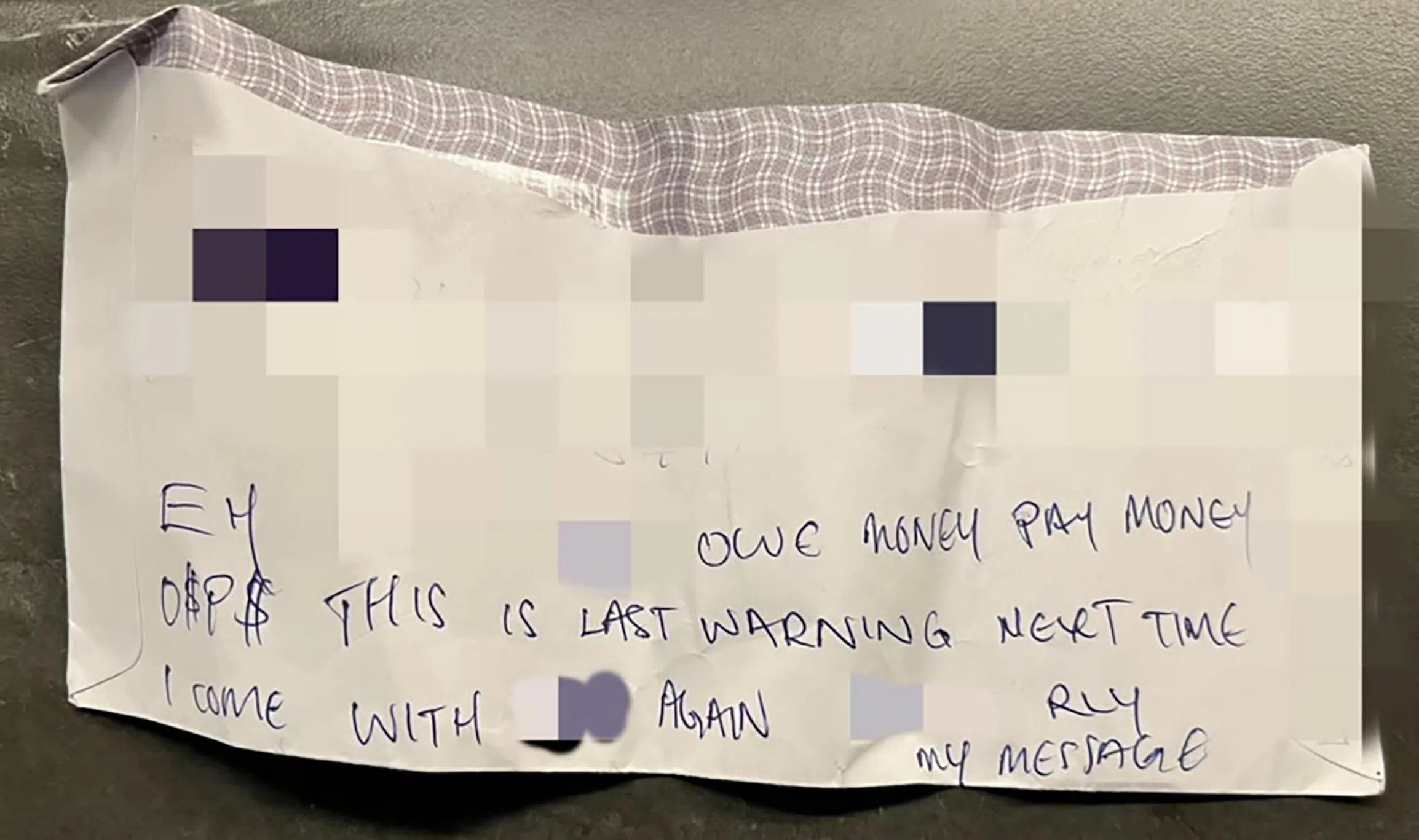 调查显示，涉事单位大门外留有一张讨债字条。（新加坡警察部队提供）