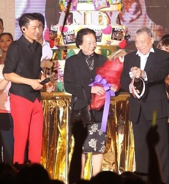 刘德华偶尔带着双亲出席活动。（互联网）