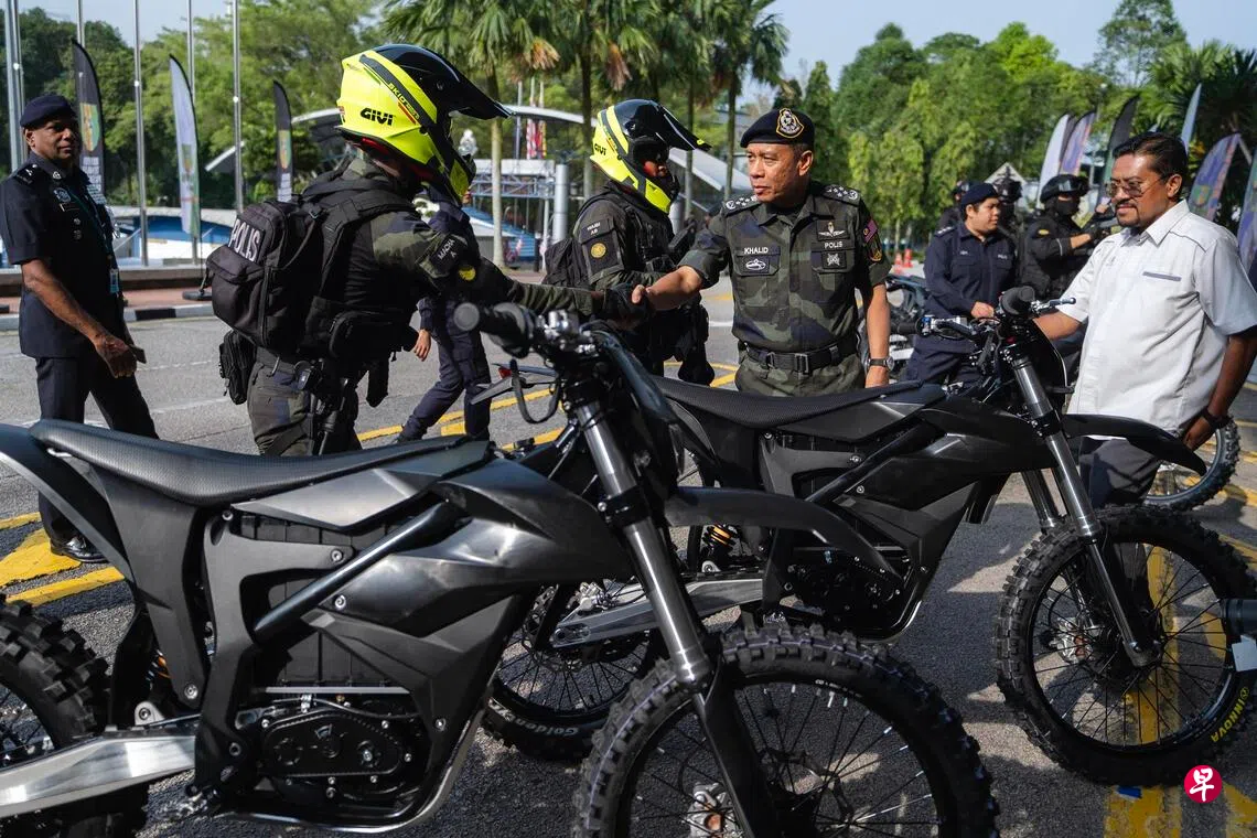 马来西亚警察总长莫哈末卡立（前排中）星期三（8月19日）代表警方接收375辆全地形战术突击电单车。他当天透露，警方发现在马国涉及网络诈骗罪案的外国人日益增加，其中，中国公民占多数。 （马新社）