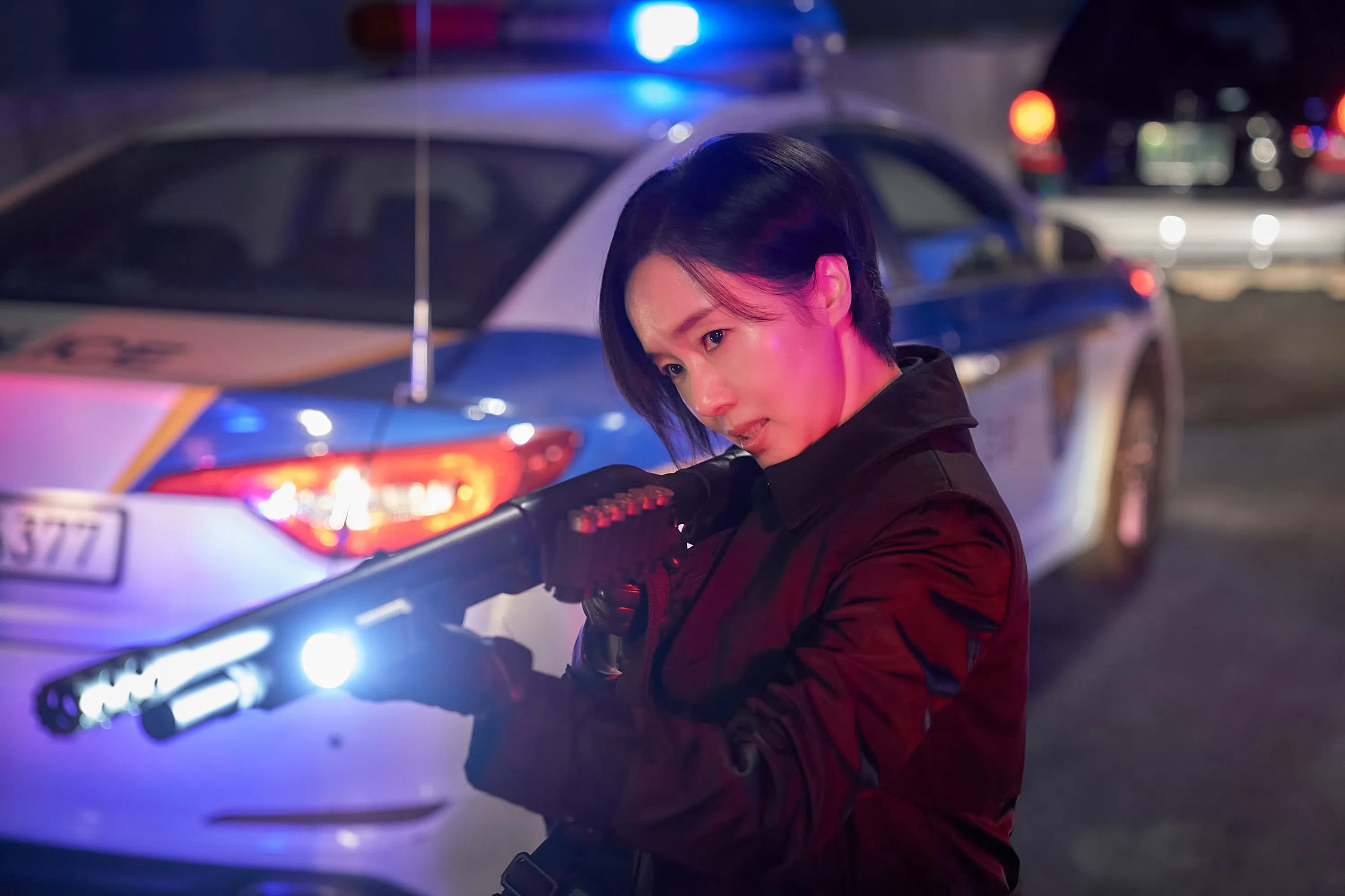 李贞贤饰演因寄生兽失去丈夫的灰色部队队长 。                          （Netflix提供）