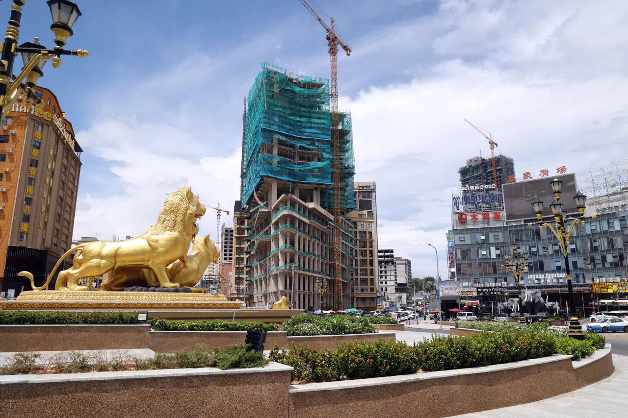 柬埔寨西哈努克港（简称西港）一度沦为臭名昭著的“网络诈骗中心”。图为西港市中心最著名的地标双狮广场。（邝启聪摄）