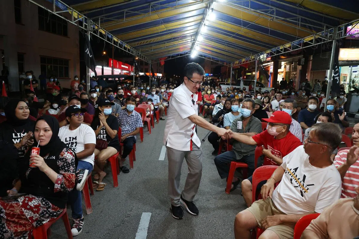 马国第15届大选的竞选进入下半场，希望联盟在超级周末于笨珍举办造势活动，吸引上百名支持者参与，场面相当热闹。代表希盟出征的依斯干达布蒂里国会议员候选人刘镇东上台发表政治演说之前，与台下支持者握手致意。刘镇东也是民行党柔佛州主席和全国大选备战委员会主席。（邝启聪摄）