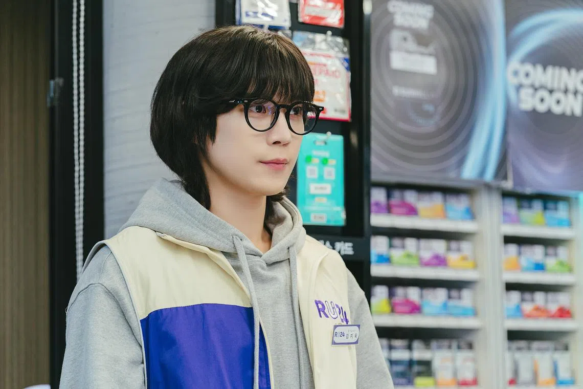 剧中在便利店打工的金永大，现实中曾在炸鸡店做过兼职工。（Prime Video提供）