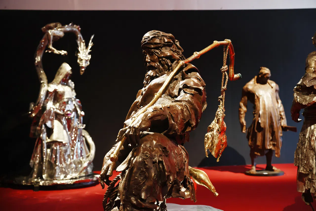 任哲说，塑造金庸人物雕塑难度在于找出差异性。（陈渊庄摄）