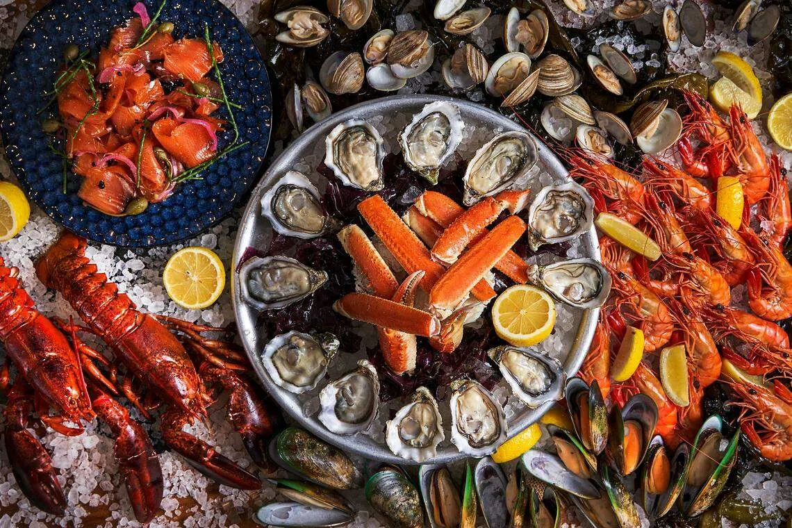 冷食海鲜拼盘有虾龙、生蚝、贻贝、啦啦、虾和苹果木烟熏三文鱼片等。（餐馆提供）