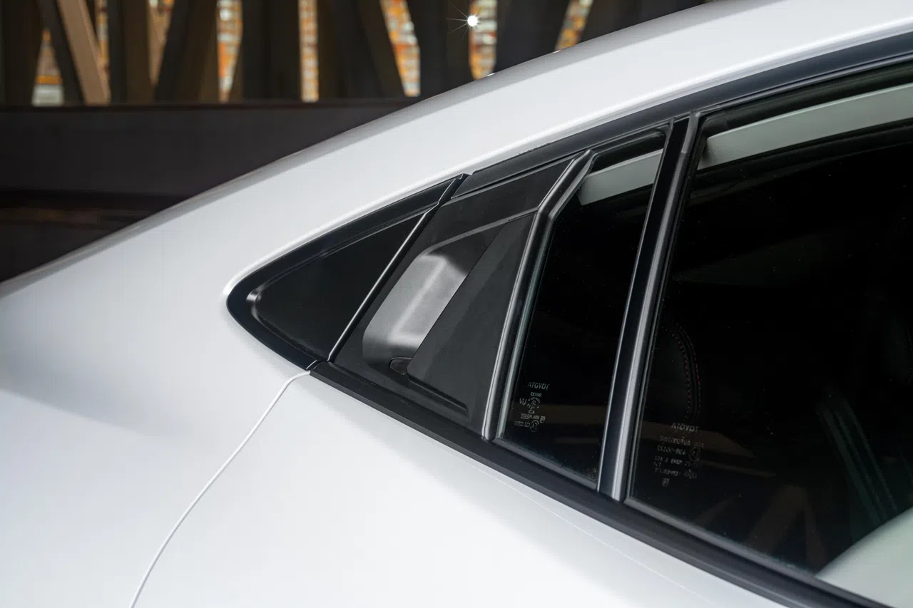 后门把手依然装在车窗后方。（车商提供）