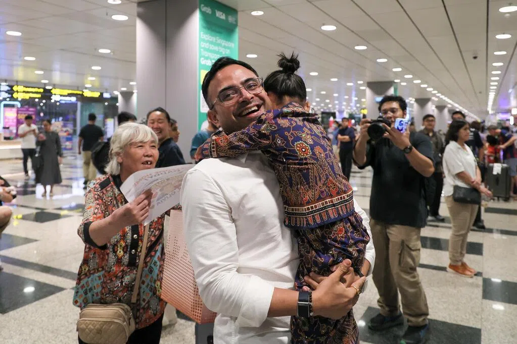 外交部安排专机送新加坡人从中东回家 152国人和家属抵新