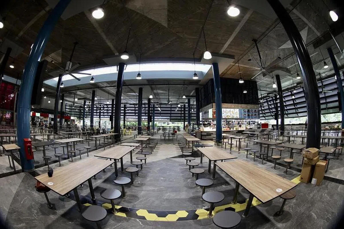 新小贩中心安装大风扇以增强通风。（邝启聪摄）