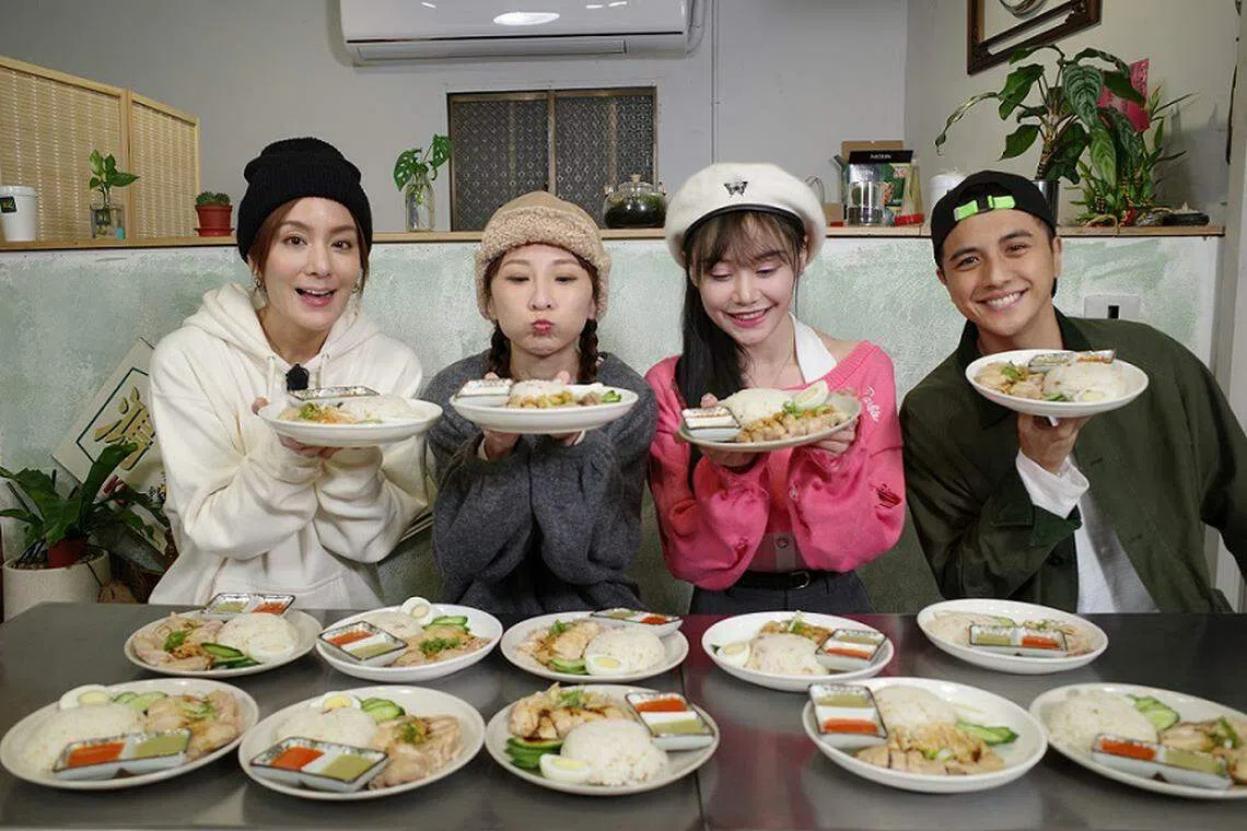 莎莎（左一）接下主持棒，带大胃王吃遍台湾美食，和郭彦均轮周比拼。（星和娱乐提供）