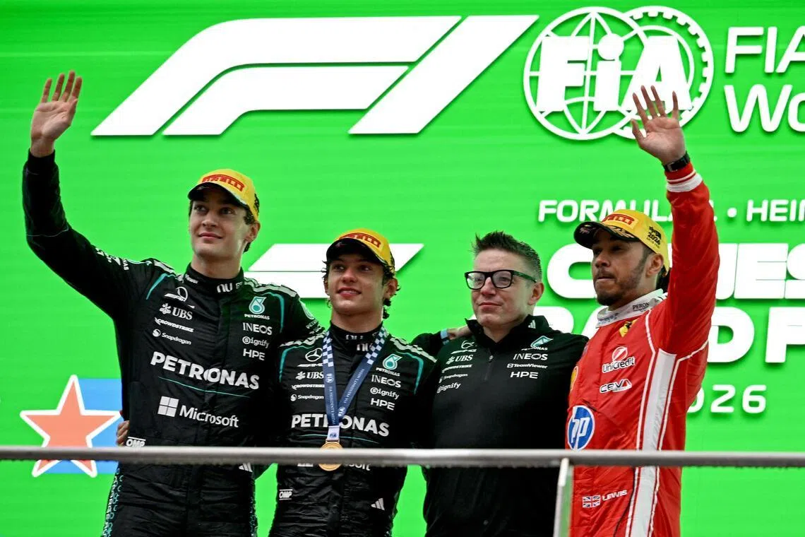 七冠王哈密尔顿（右一）曾在马赛地和拉塞尔（左一）互为队友，而现安东内利（左二）的赛车工程师博宁顿（右二）就曾和哈密尔顿搭档许久。（法新社）