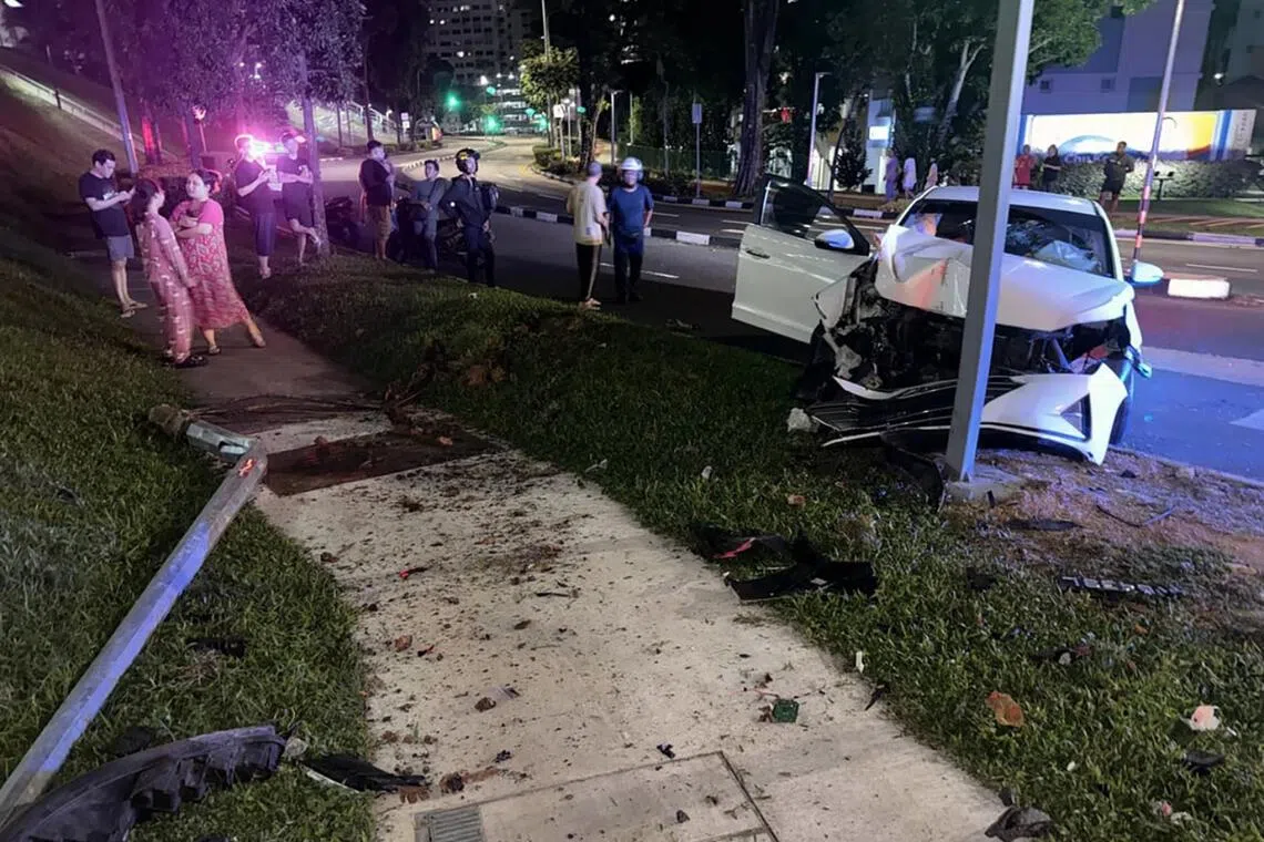 路灯被撞倒在人行道上。（取自网络）